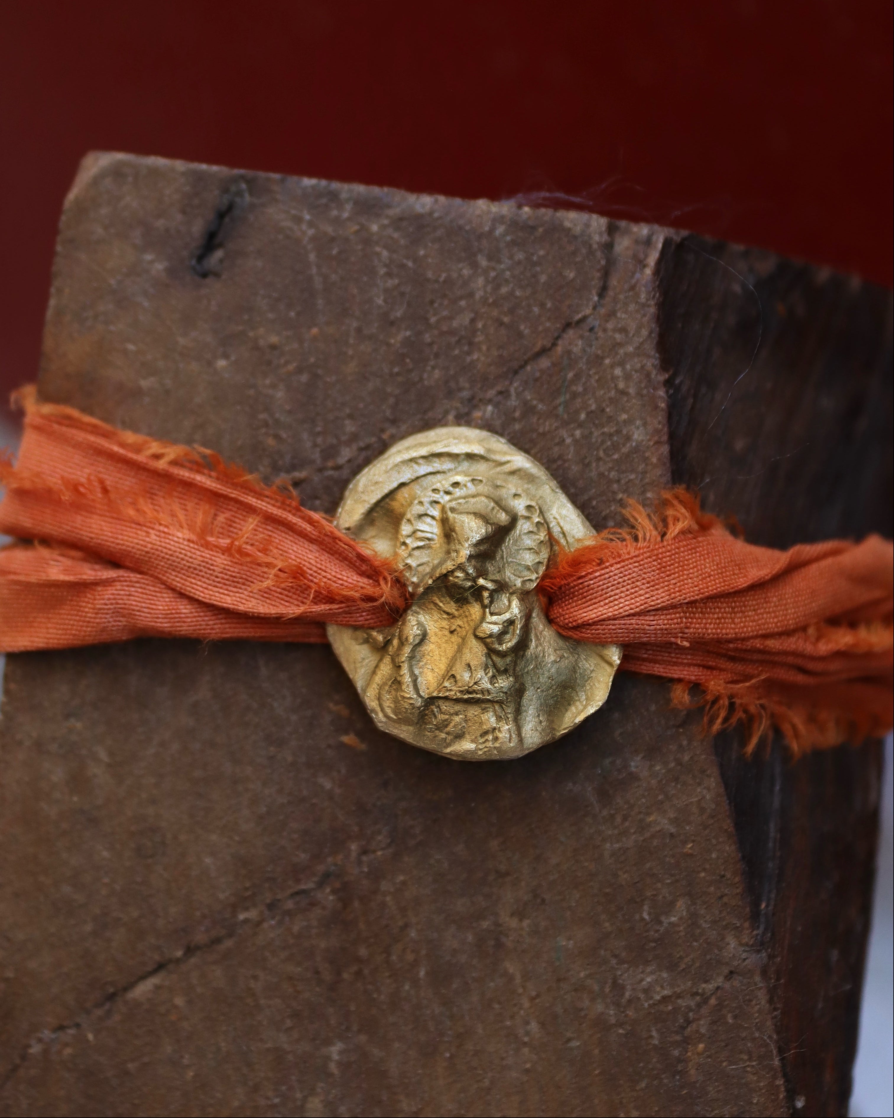 Pulsera rústica de la Virgen de los Desamparados en latón. Hecha artesanalmente en España por Sandra Bellew.