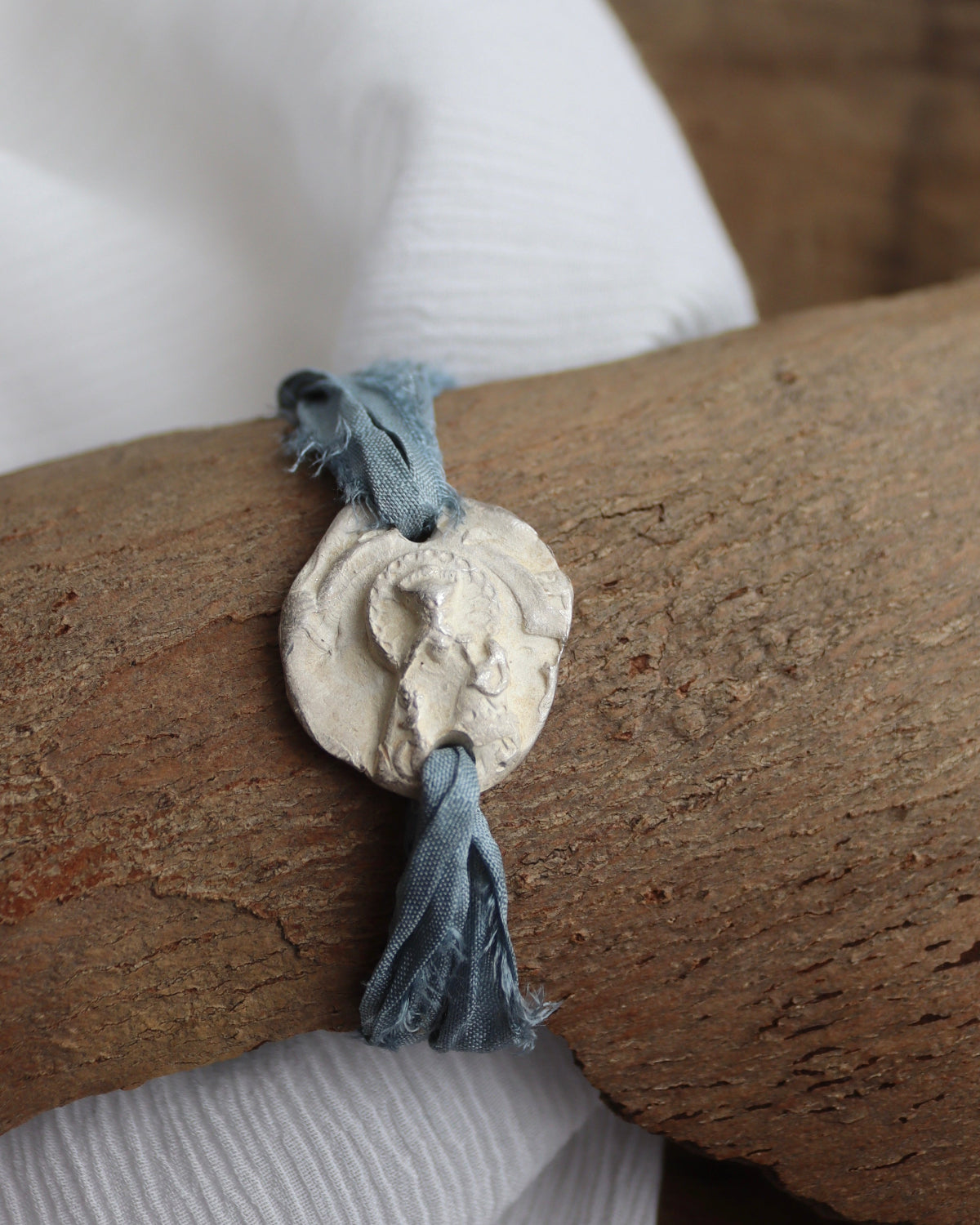 Pulsera rústica de la Virgen de los Desamparados en plata. Hecha artesanalmente en España por Sandra Bellew.