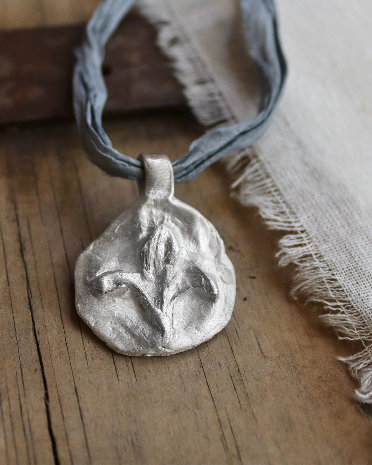 Flor de Lis Colgante - Plata
