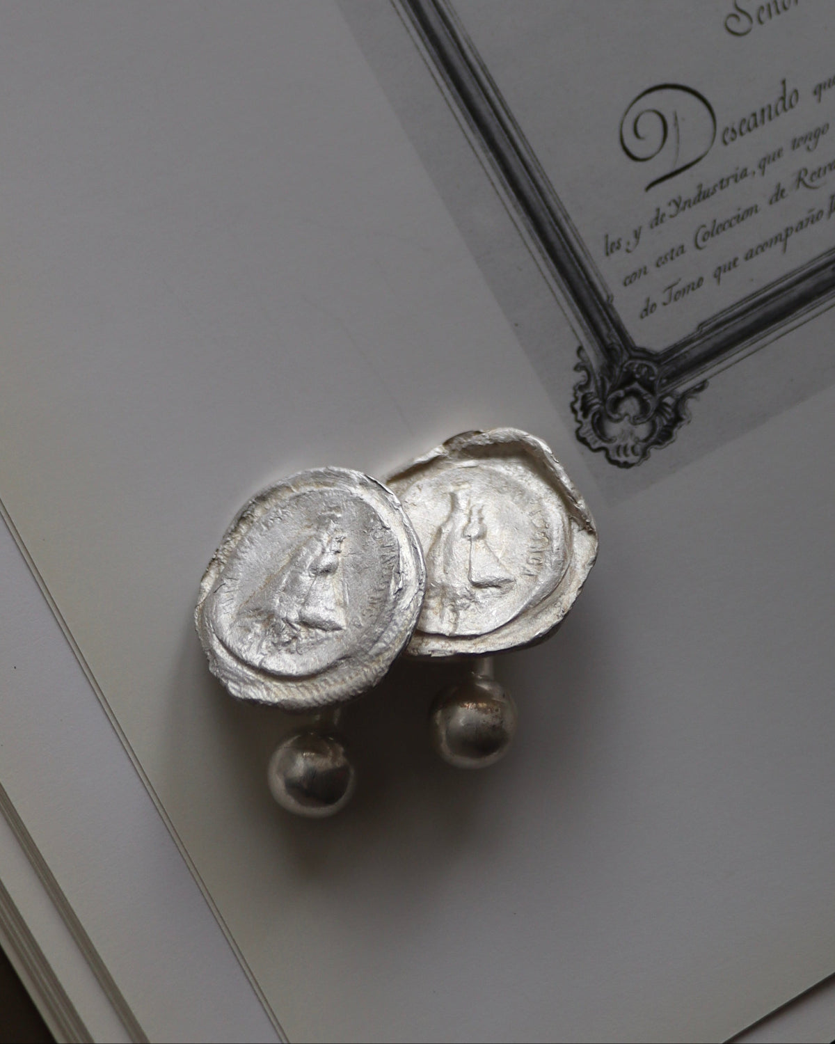 Gemelos rústicos de la Virgen de Covadonga en plata. Hechos artesanalmente en España por Sandra Bellew.