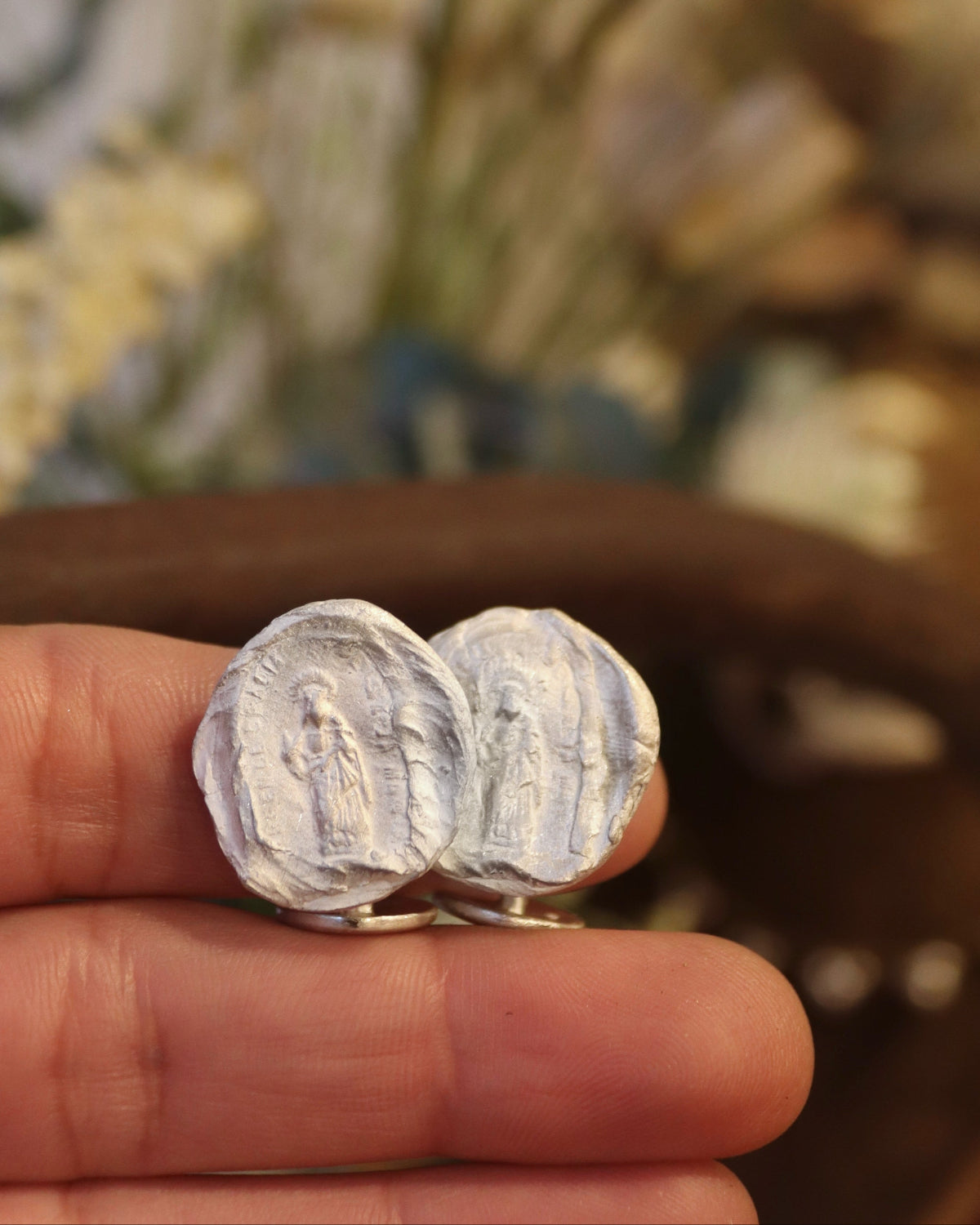 Gemelos rústicos de Santa Marta en plata. Hechos artesanalmente en España por Sandra Bellew.