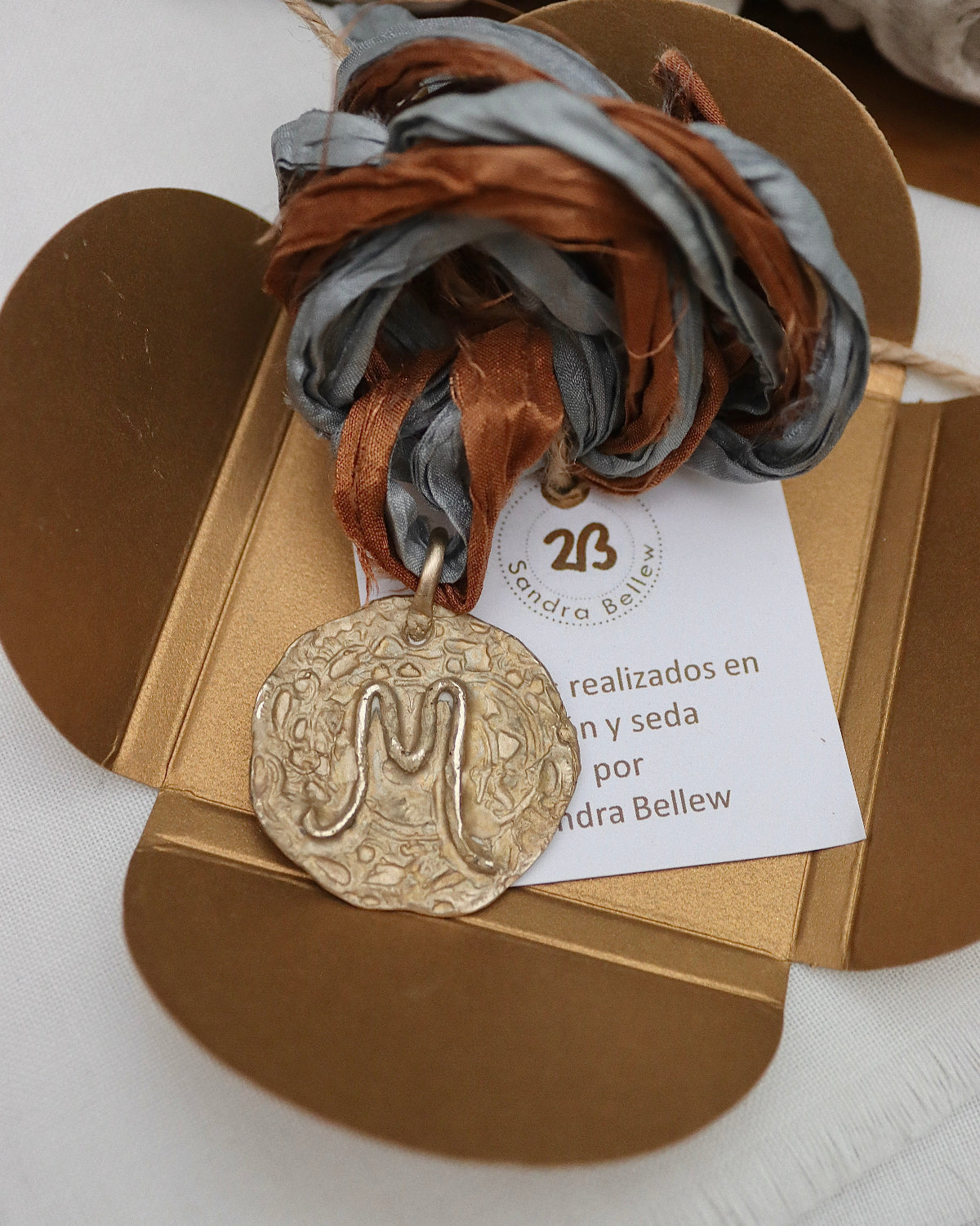 Medalla con una Inicial Mediana - Latón dorado