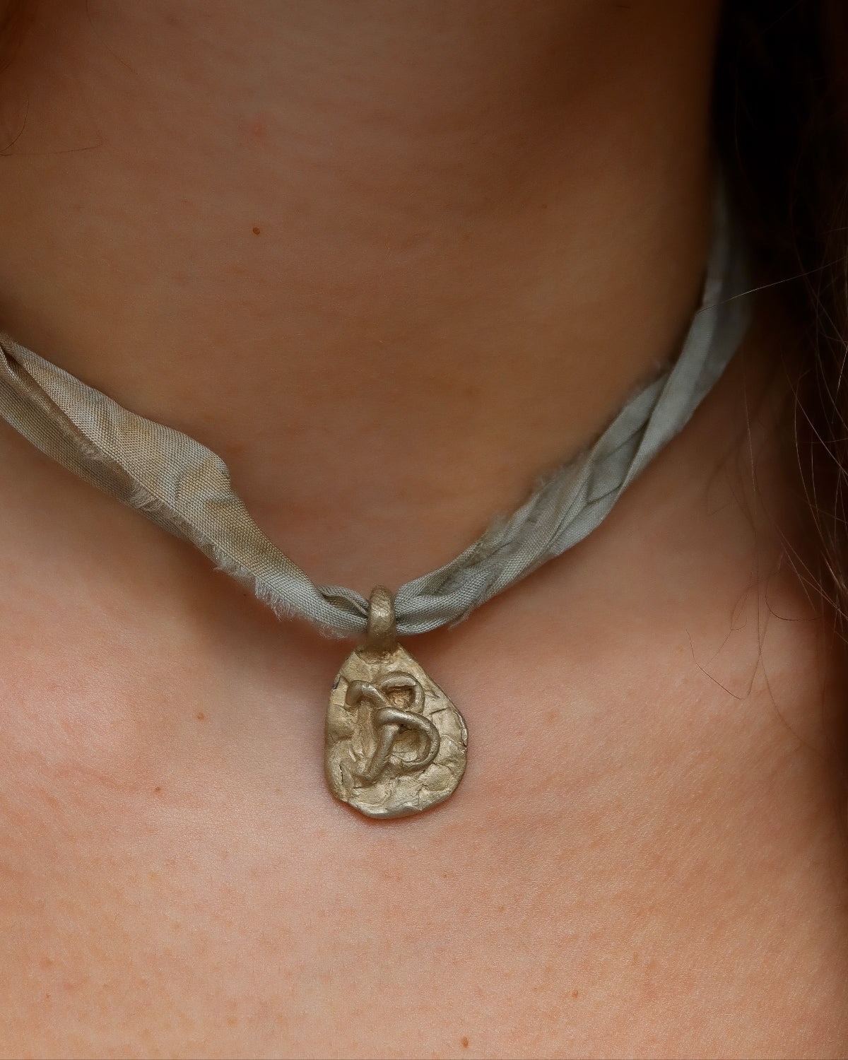 Medalla con una Inicial Pequeña - Latón dorado
