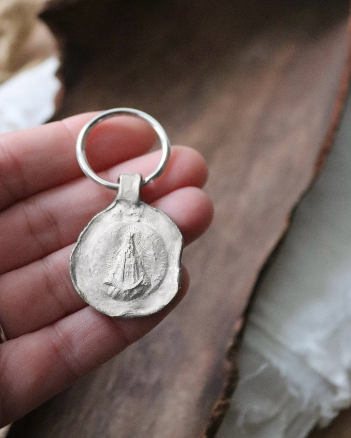 Llavero rústico de la Virgen del Juncal en plata. Hecho artesanalmente en España por Sandra Bellew.