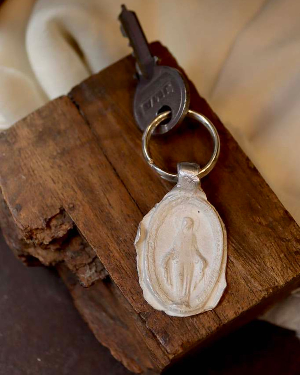 Virgen Milagrosa Llavero - Plata
