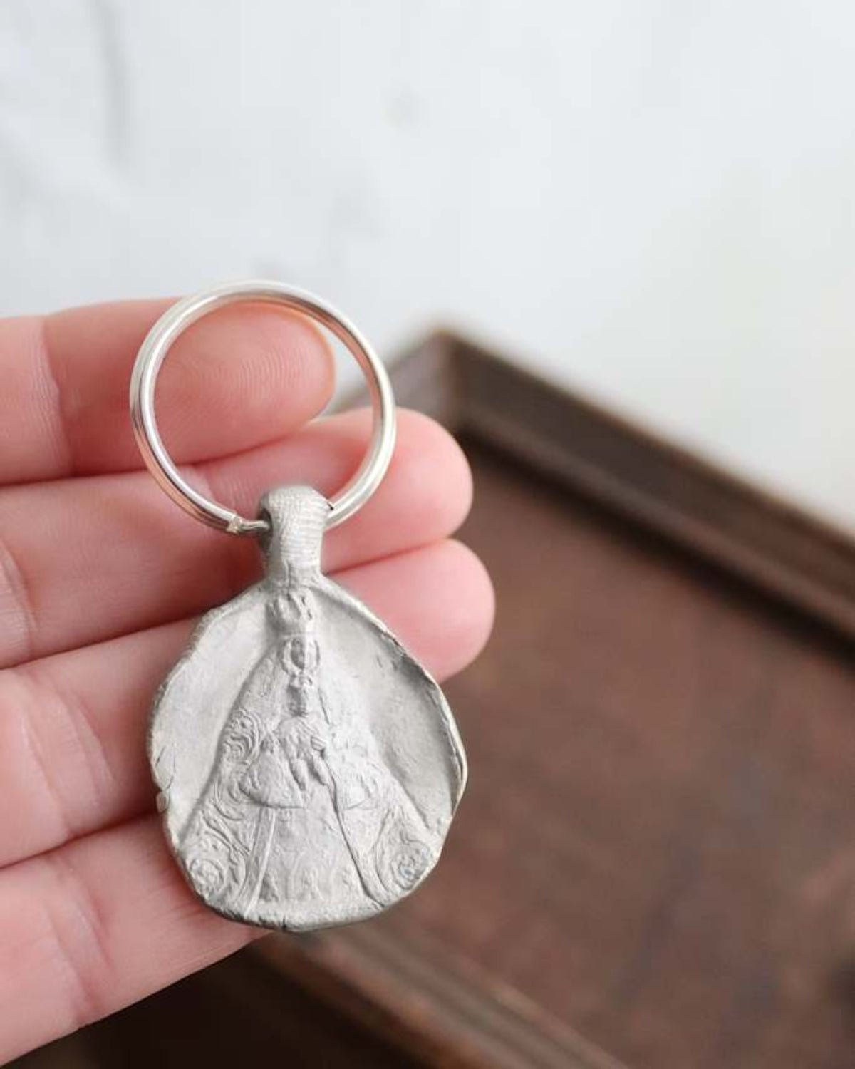 Llavero rústico de la Virgen de los Reyes en plata. Hecho artesanalmente en España por Sandra Bellew.