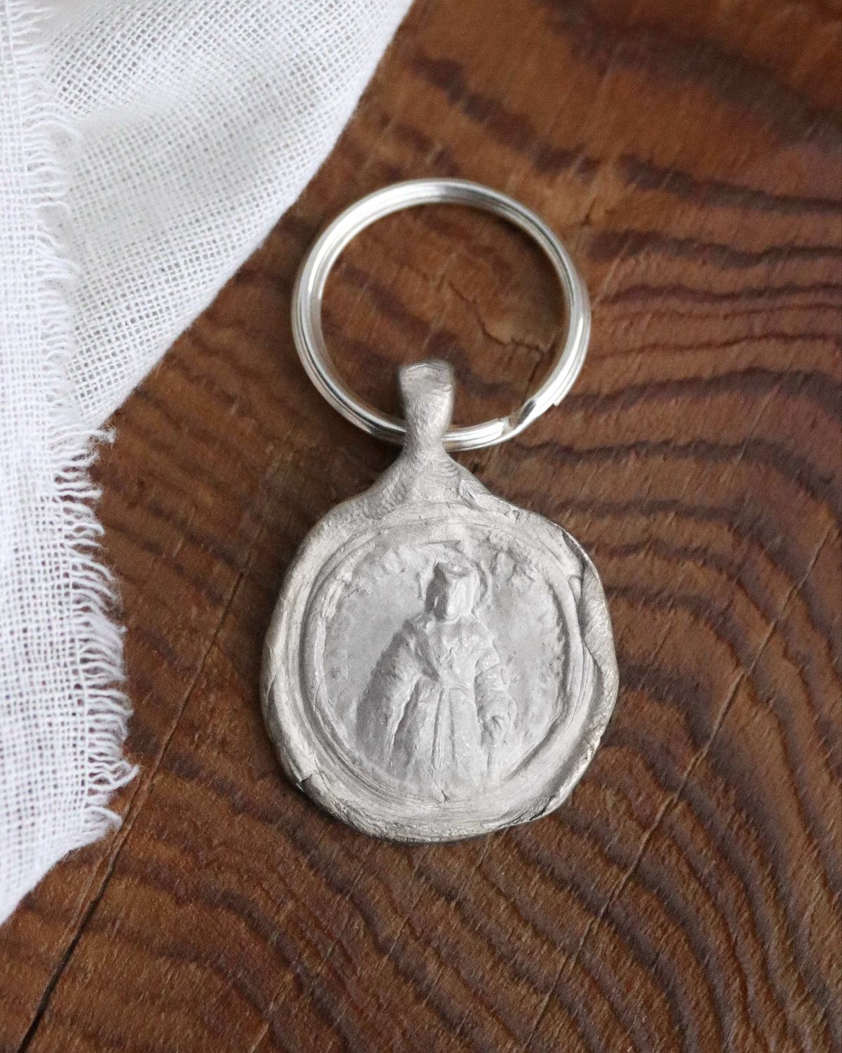 Llavero rústico de la Virgen de las Victorias en latón. Hecho artesanalmente en España por Sandra Bellew.