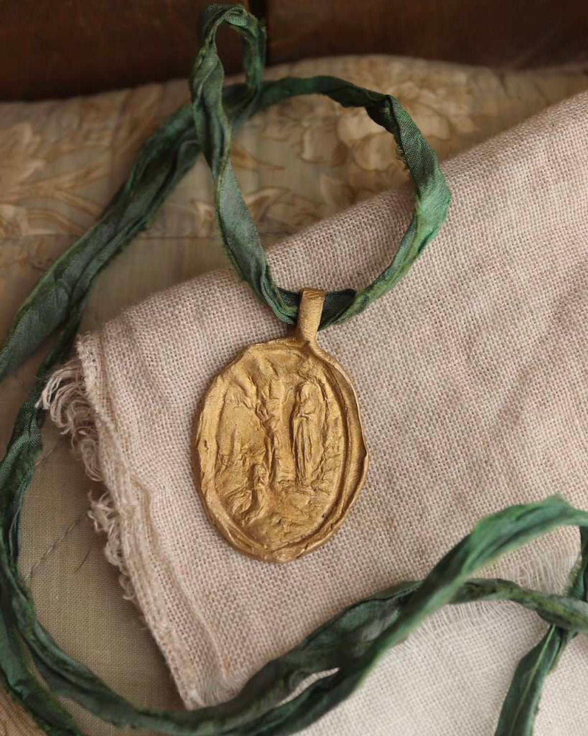 Virgen de Lourdes Colgante - Latón dorado