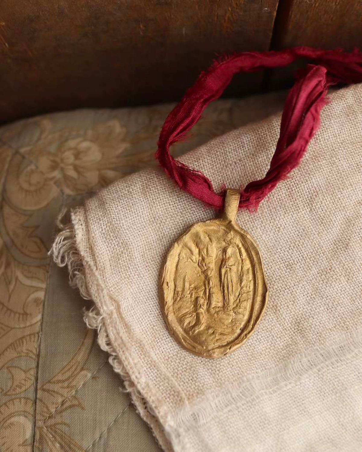 Virgen de Lourdes Colgante - Latón dorado
