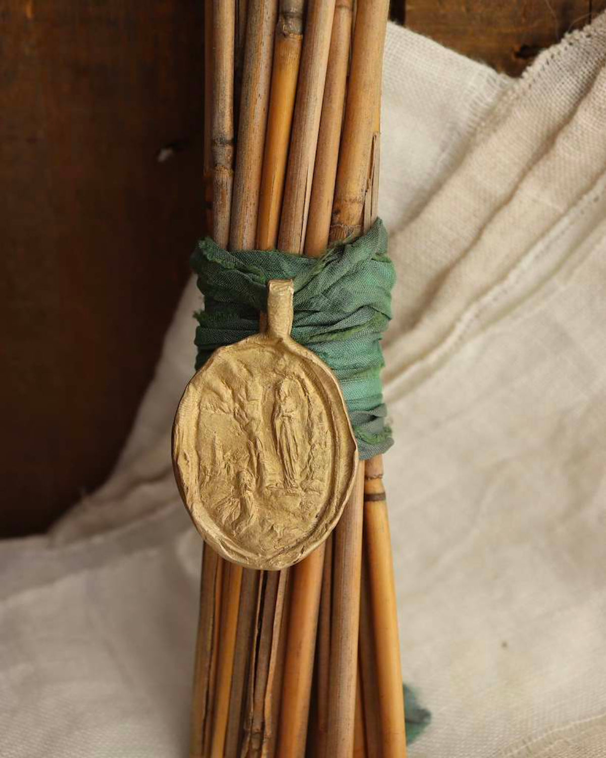 Virgen de Lourdes Ramo - Latón dorado