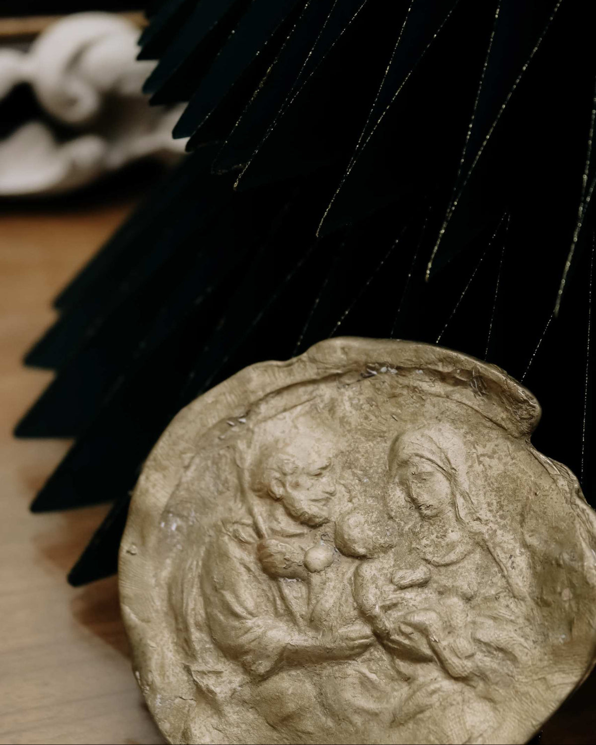 Medallón rústico de la Sagrada Familia en latón. Hecho artesanalmente en España por Sandra Bellew.