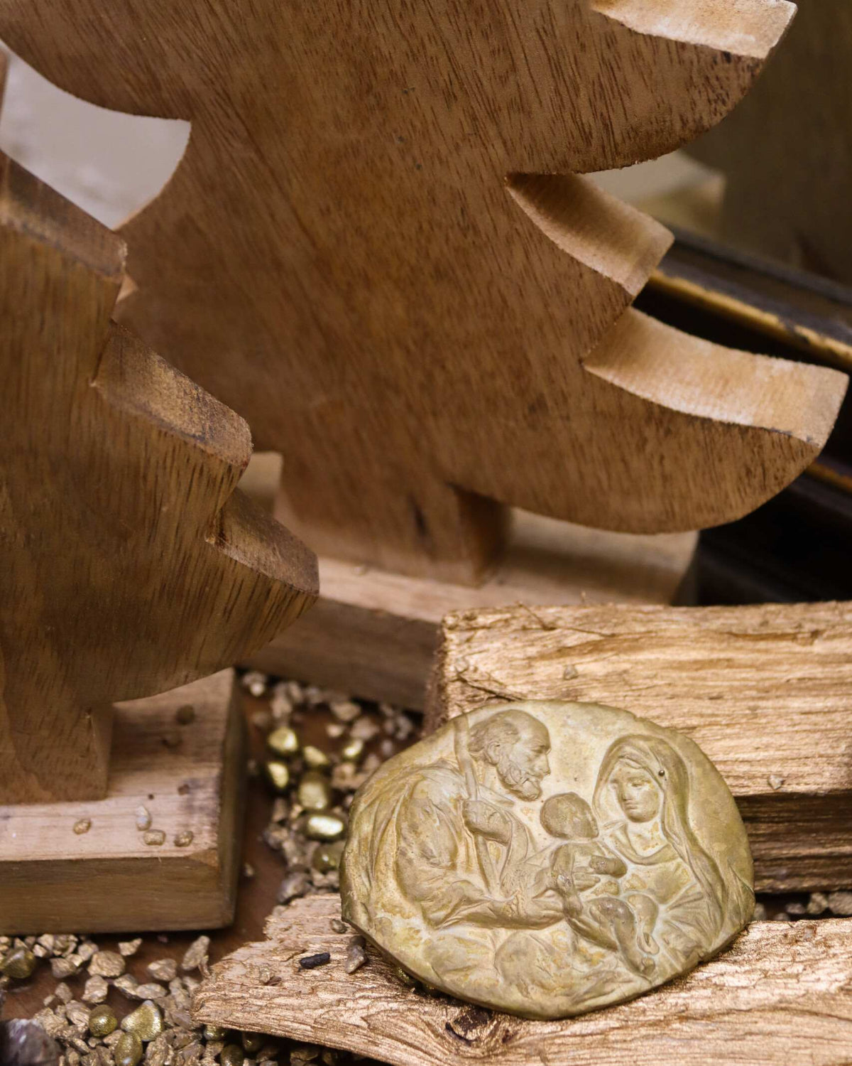 Medallón rústico de la Sagrada Familia en latón. Hecho artesanalmente en España por Sandra Bellew.