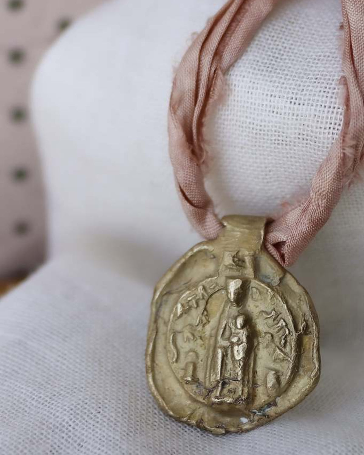 Medalla rústica de la Virgen de Nuria en latón. Hecha artesanalmente en España por Sandra Bellew.
