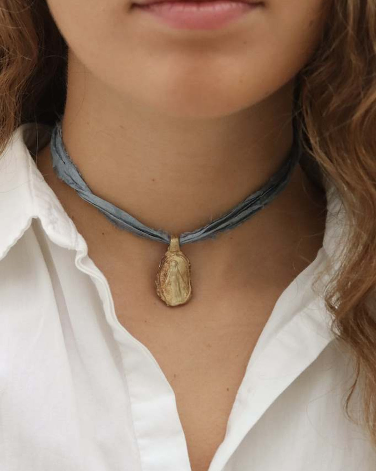 Medalla rústica de la Virgen Milagrosa en latón. Hecha artesanalmente en España por Sandra Bellew.