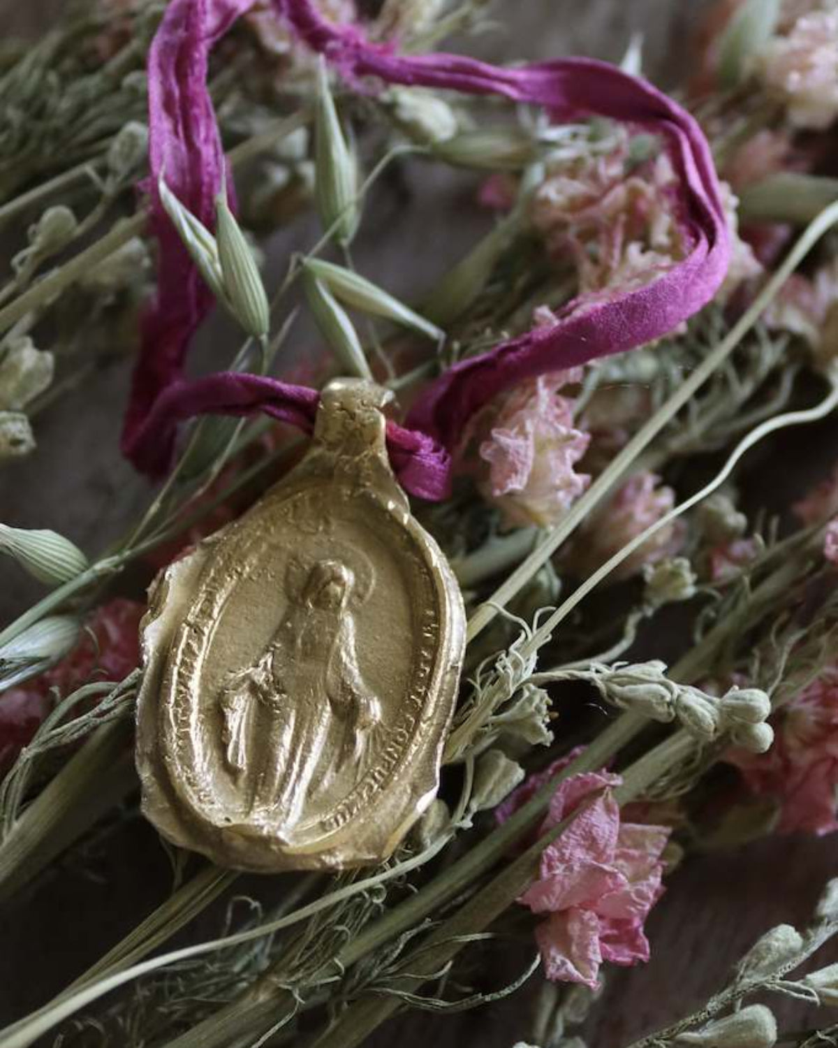 Medalla rústica de la Virgen Milagrosa en latón. Hecha artesanalmente en España por Sandra Bellew.