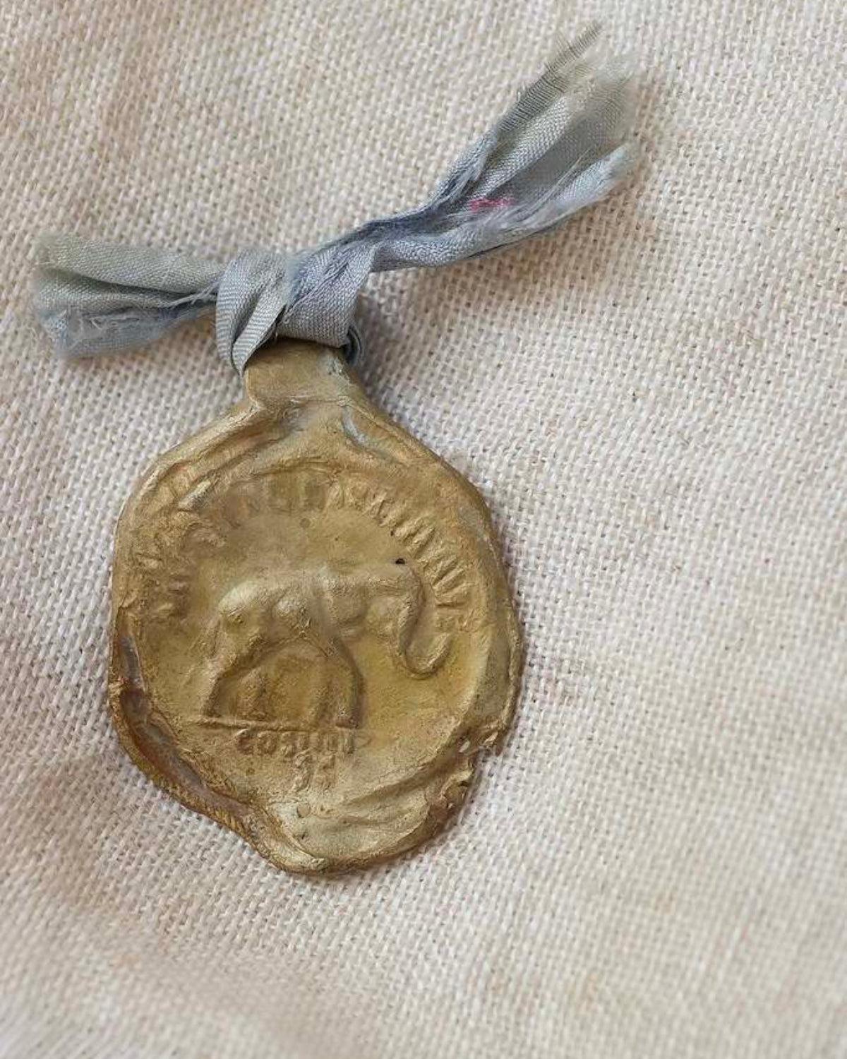 Moneda rústica de elefante en latón. Hecha artesanalmente en España por Sandra Bellew.