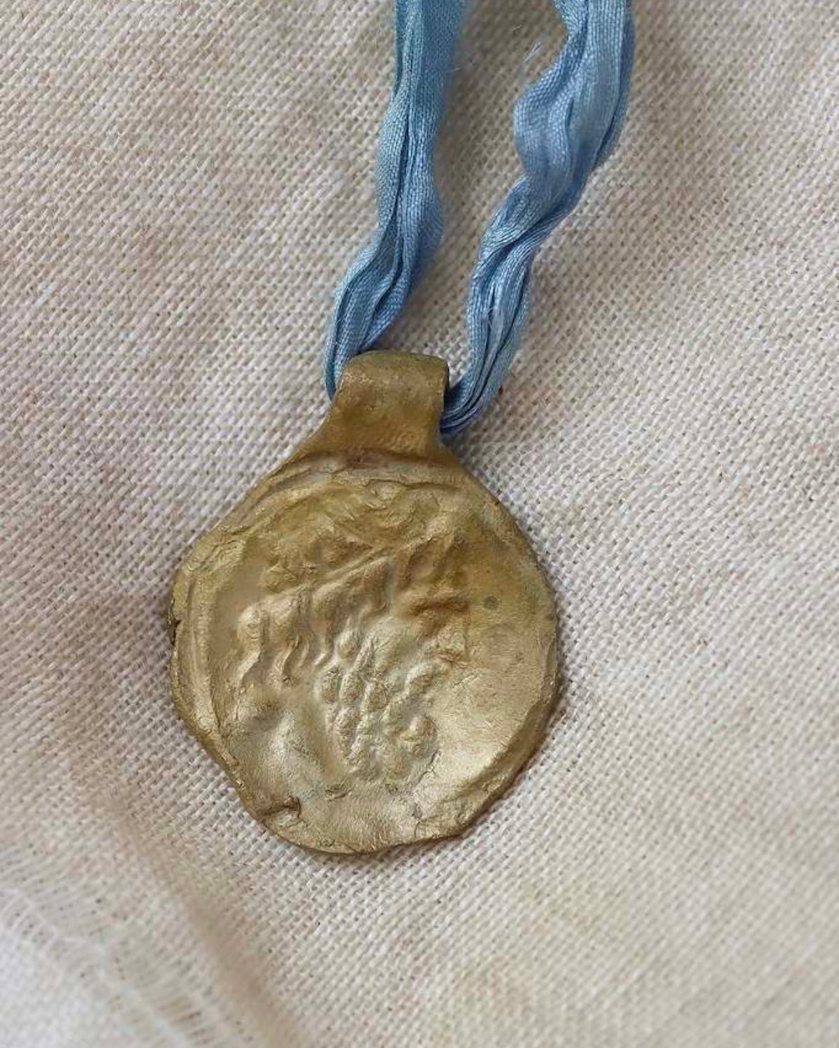 Colgante de moneda griega en latón. Hecho artesanalmente en España por Sandra Bellew.