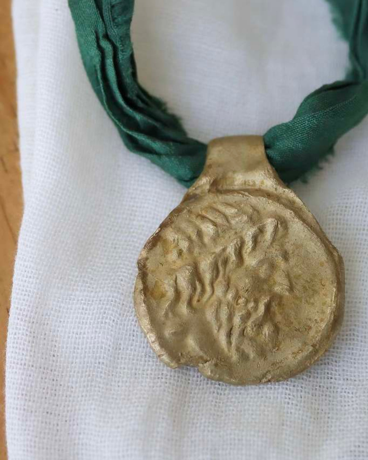 Colgante de moneda griega en latón. Hecho artesanalmente en España por Sandra Bellew.