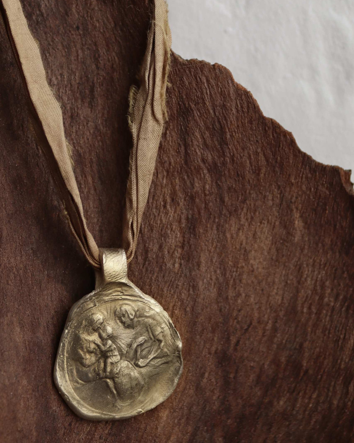 Medalla de la Sagrada Familia en latón. Hecha artesanalmente por Sandra Bellew.