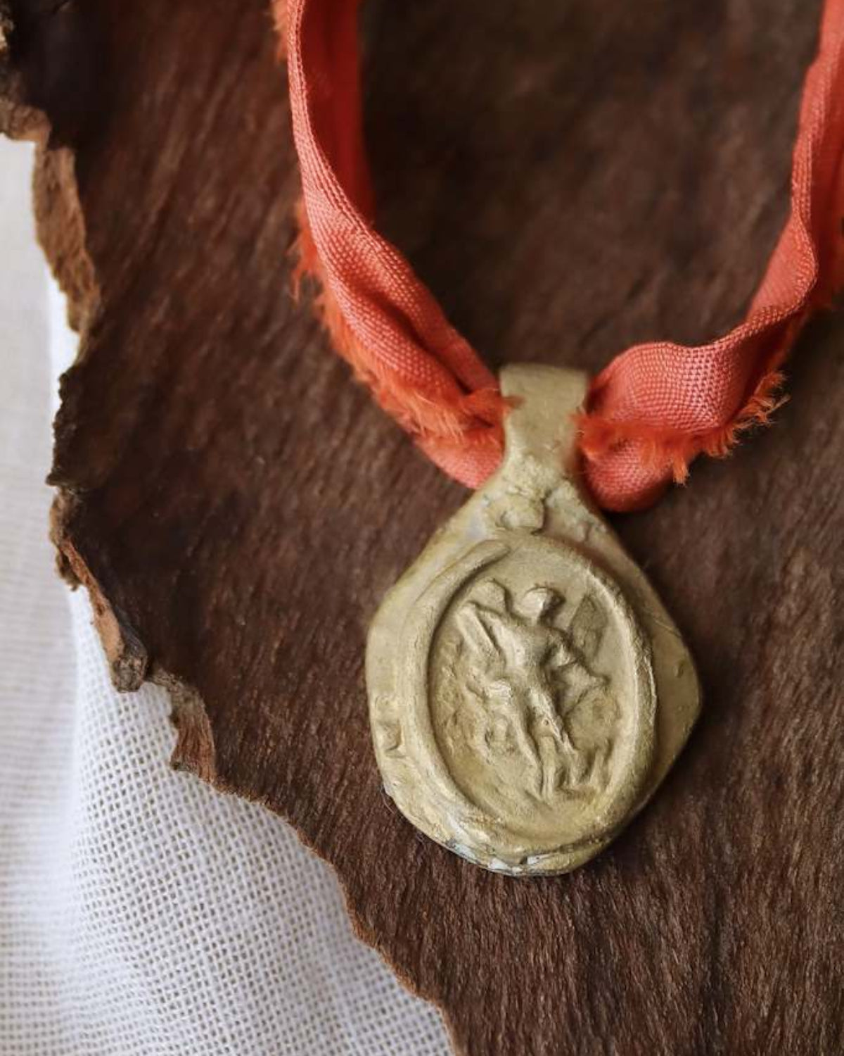 Medalla rústica de San Miguel Arcángel en latón. Hecha artesanalmente en España por Sandra Bellew.