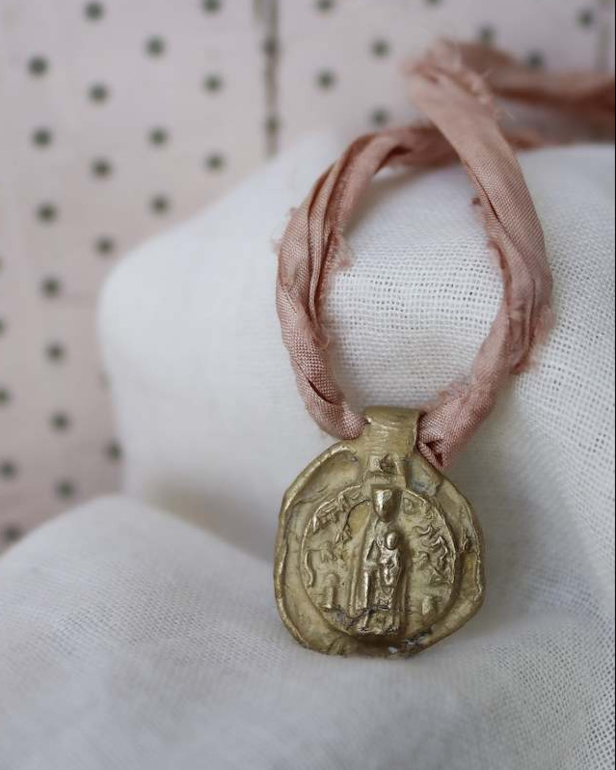 Medalla rústica de la Virgen de Nuria en latón. Hecha artesanalmente en España por Sandra Bellew.