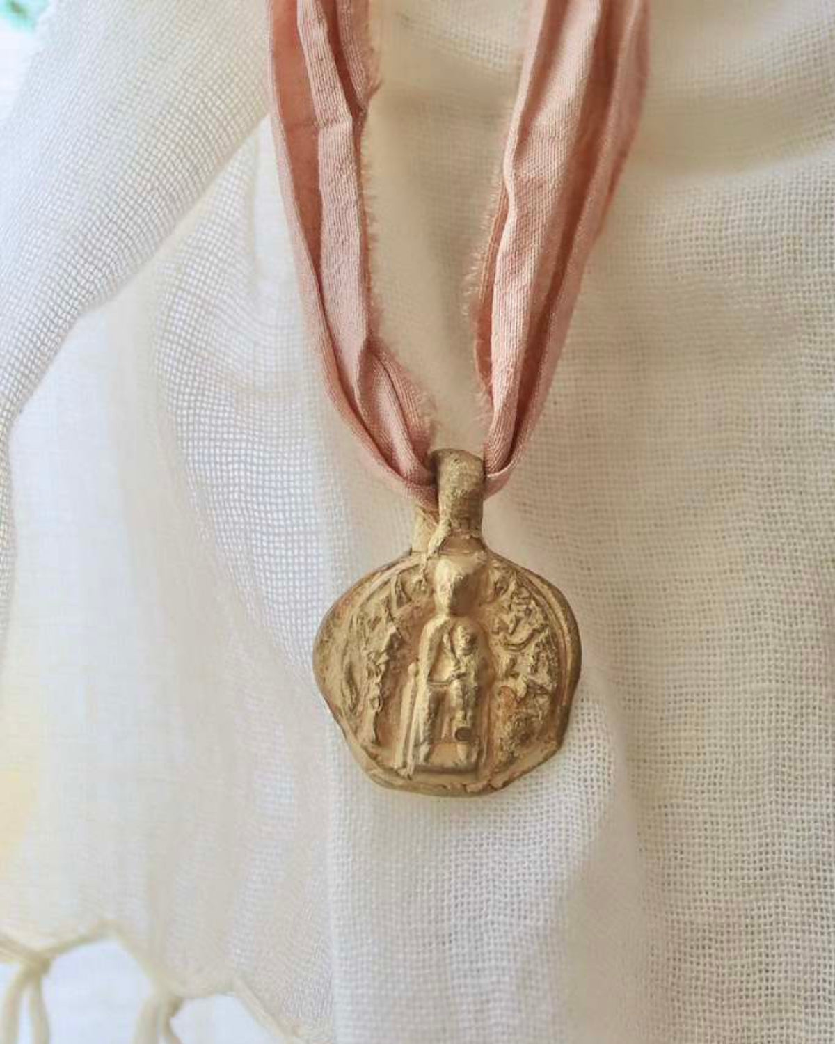 Medalla rústica de la Virgen de Nuria en latón. Hecha artesanalmente en España por Sandra Bellew.