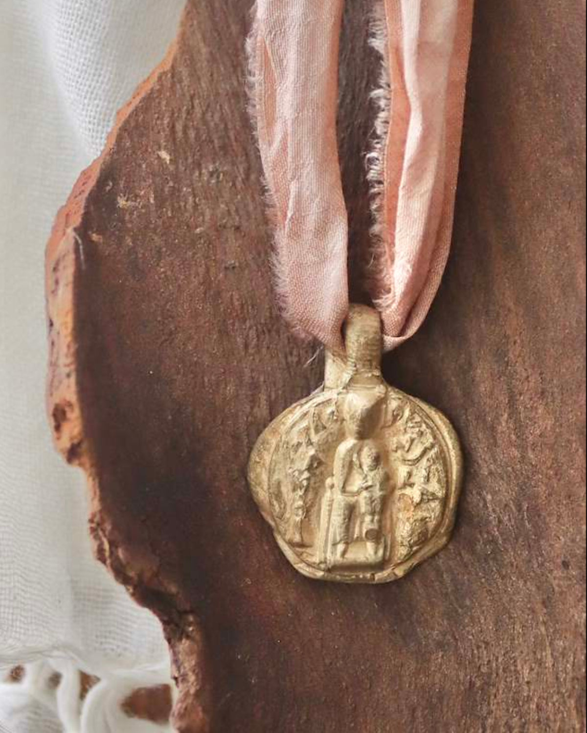 Medalla rústica de la Virgen de Nuria en latón. Hecha artesanalmente en España por Sandra Bellew.