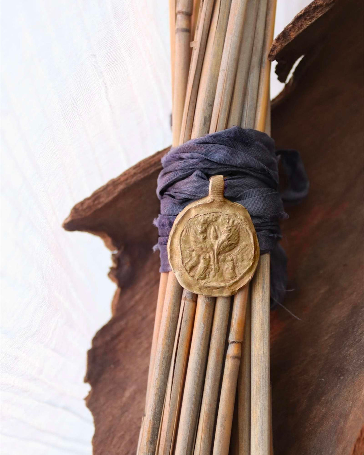 Medalla de la Virgen de Salceda para ramo de novia en latón. Hecha artesanalmente en España por Sandra Bellew