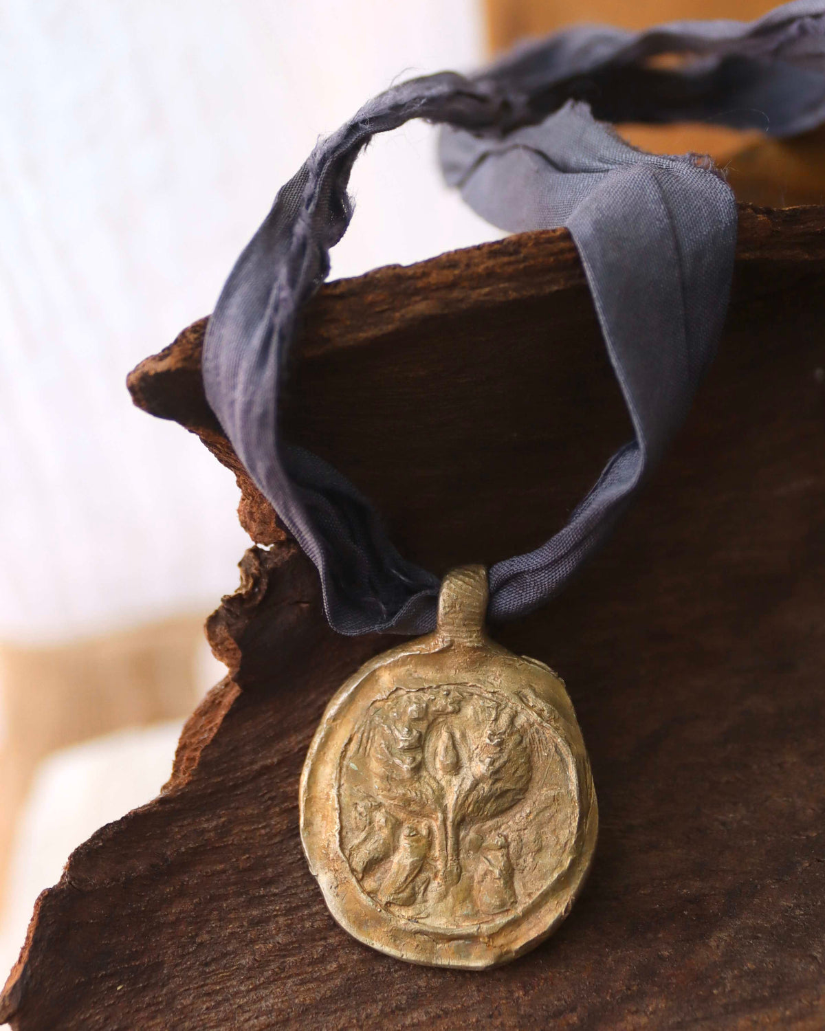 Medalla de la Virgen de Salceda en latón. Hecha artesanalmente en España por Sandra Bellew