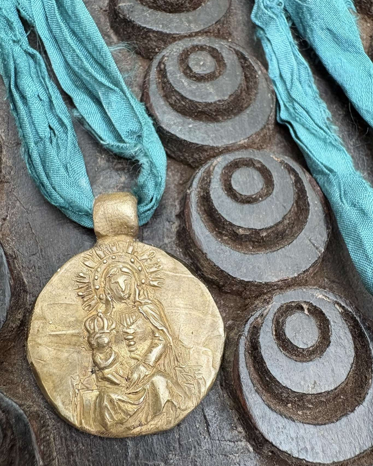 Virgen de Sansueña Colgante - Latón dorado