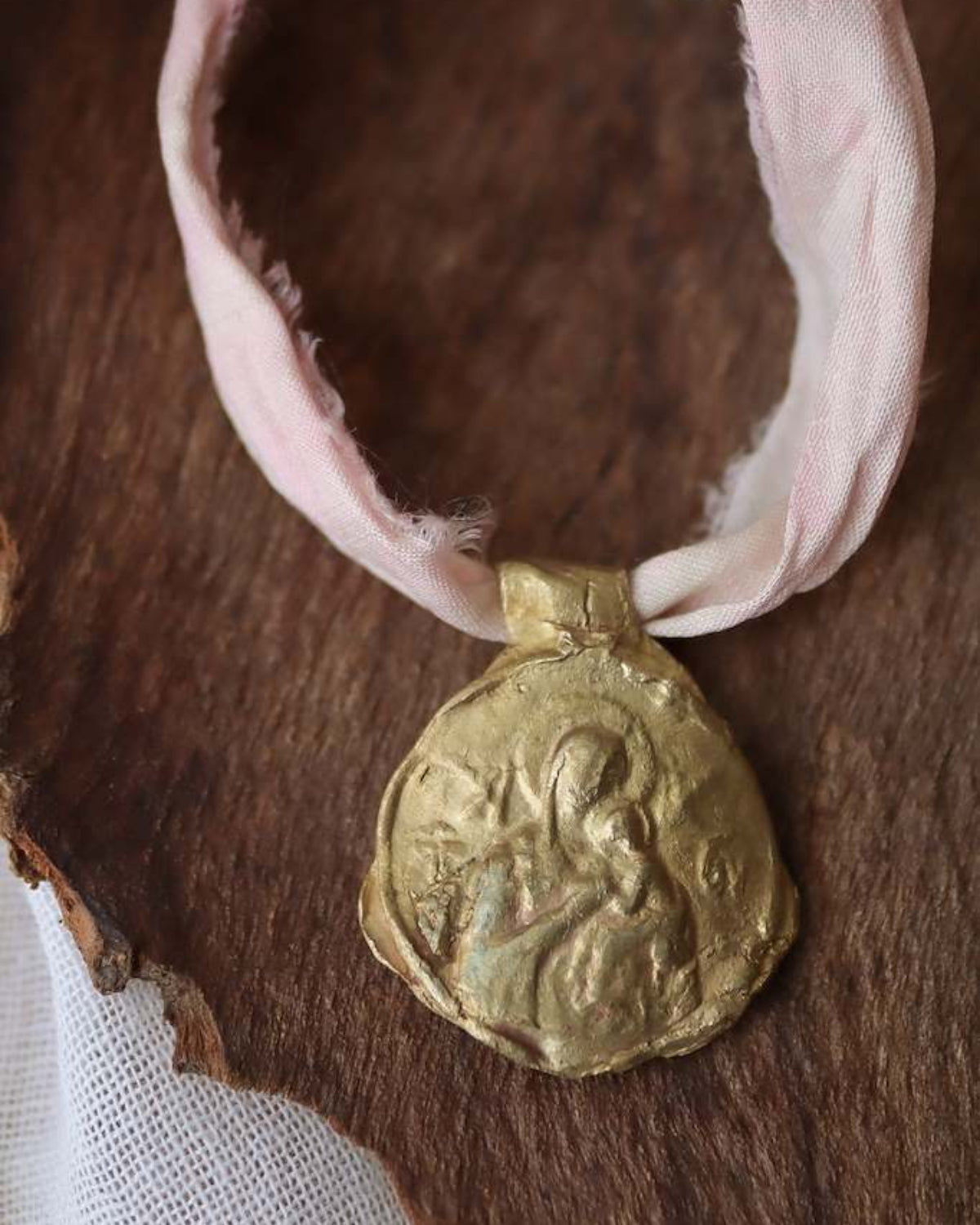 Medalla rústica de la Virgen del Perpetuo Socorro en latón. Hecha artesanalmente por Sandra Bellew.