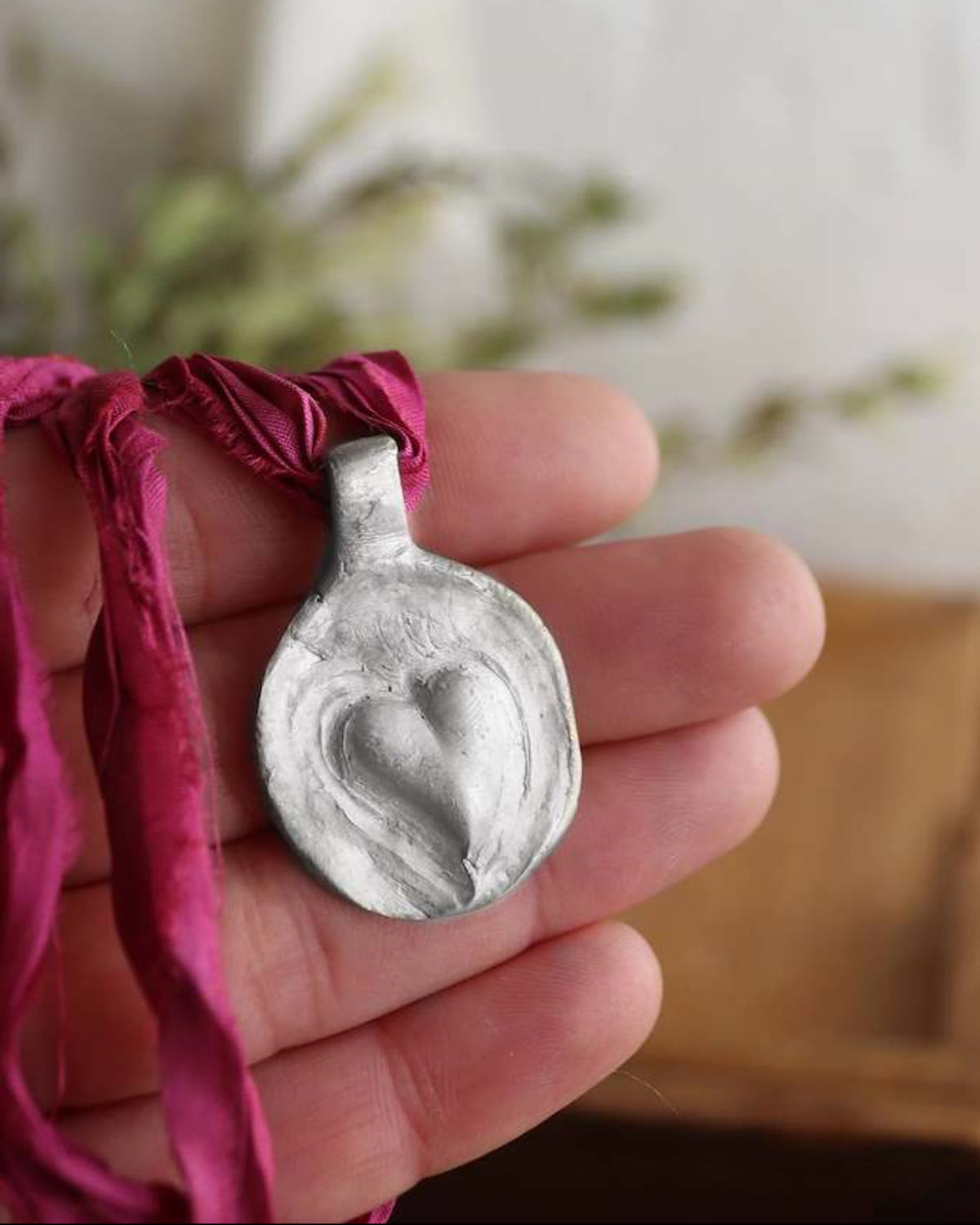 Colgante rústico de un corazón en plata. Hecho artesanalmente en España por Sandra Bellew.