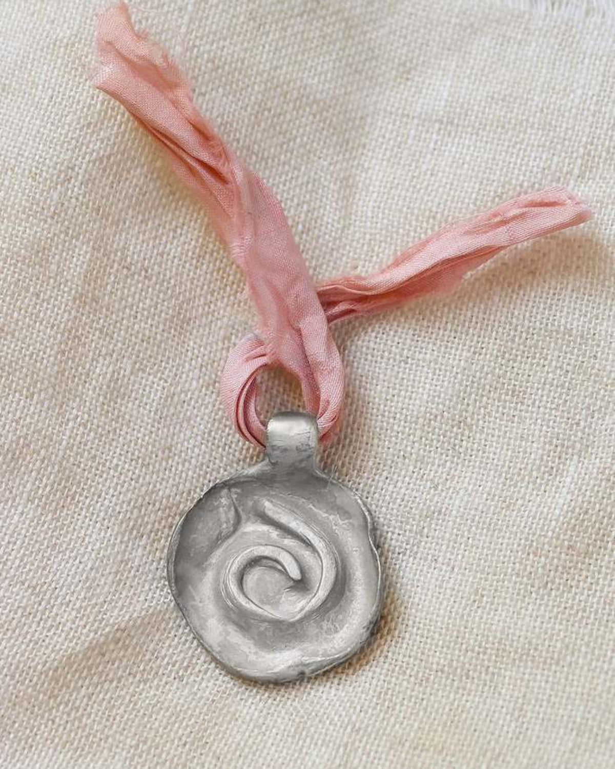 Colgante rústico de espiral celta en plata. Hecho artesanalmente en España por Sandra Bellew.