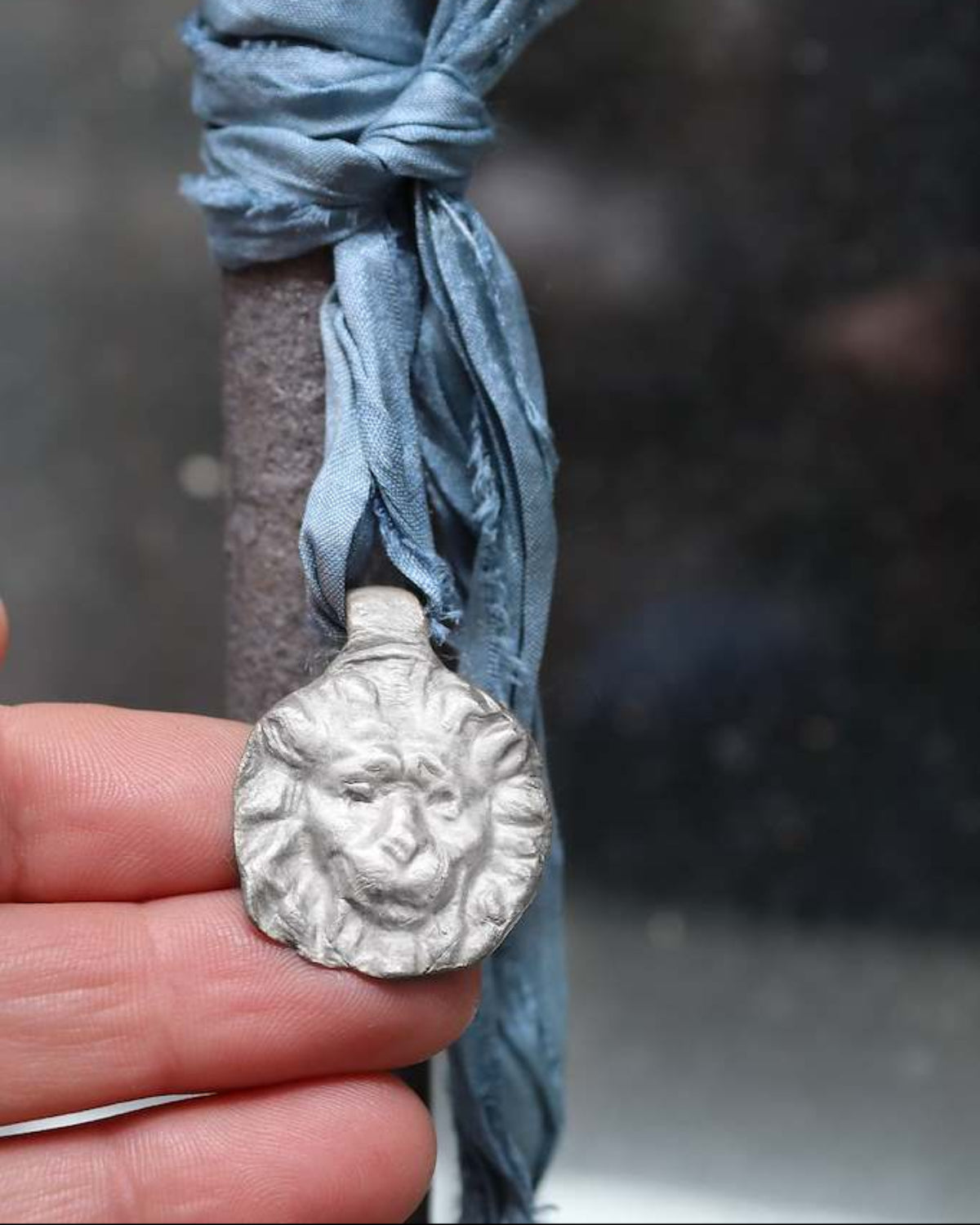 Colgante rústico de cabeza de león en plata. Hecho artesanalmente en España por Sandra Bellew.