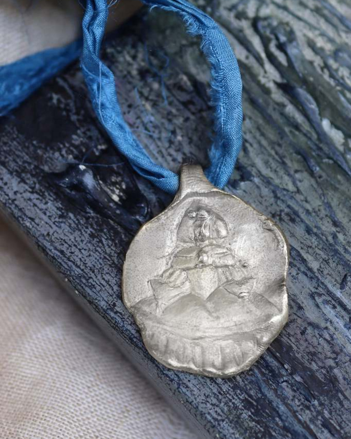 Colgante rústico de Menina en plata. Hecho artesanalmente en España por Sandra Bellew.