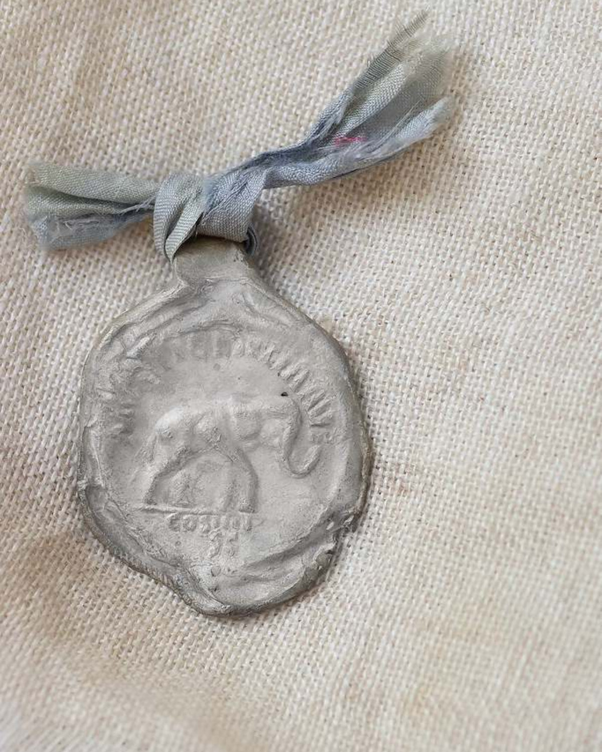 Moneda rústica de elefante en plata. Hecha artesanalmente en España por Sandra Bellew.