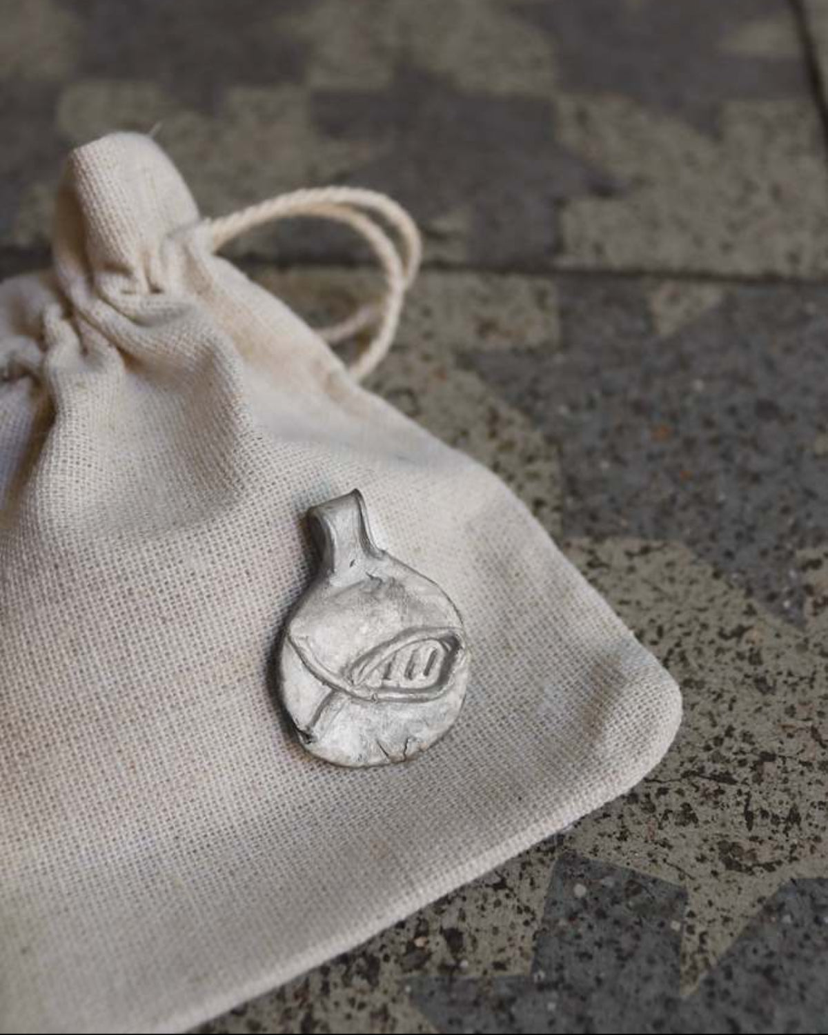 Colgante rústico de un pez en plata.  Hecho artesanalmente en España por Sandra Bellew.