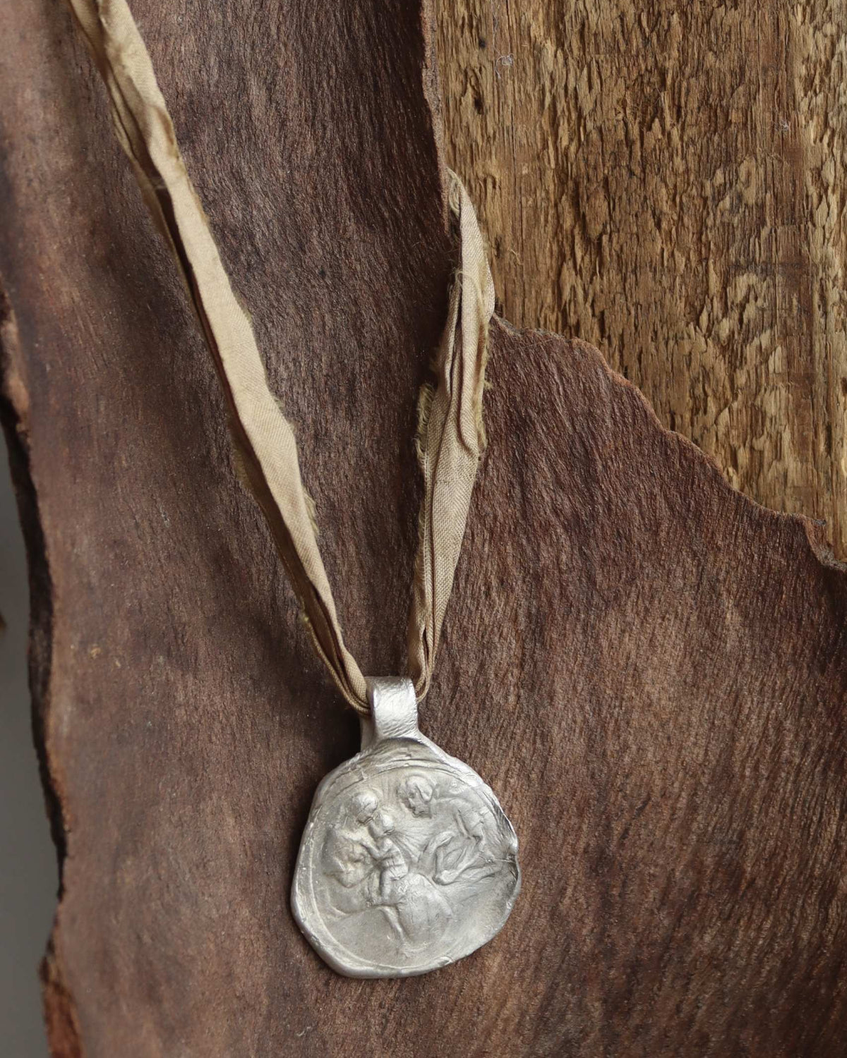 Medalla de la Sagrada Familia en plata. Hecha artesanalmente por Sandra Bellew.