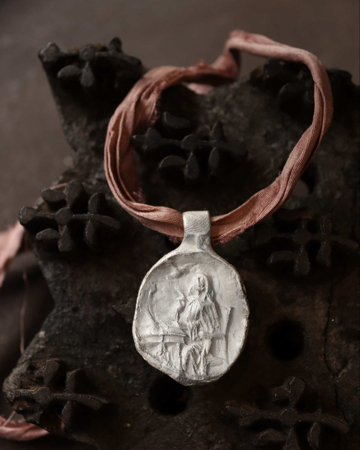 Medalla rústica de Santa Teresa en plata. Hecha artesanalmente por Sandra Bellew.