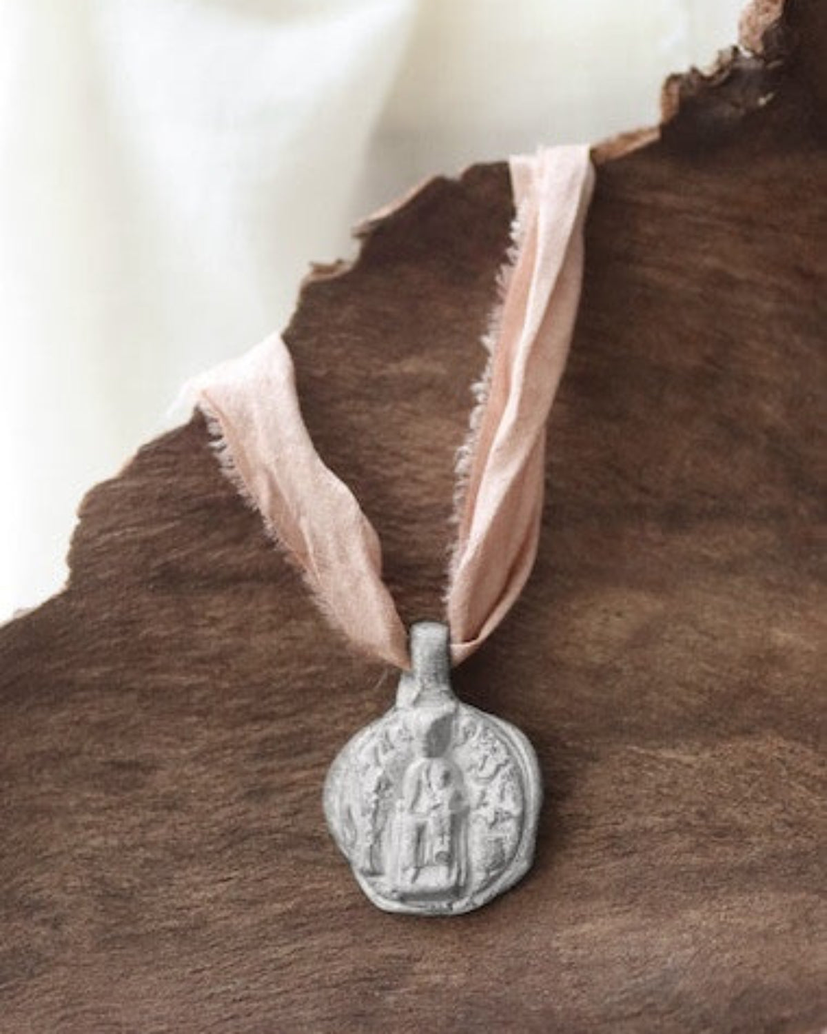 Medalla rústica de la Virgen de Nuria en plata. Hecha artesanalmente en España por Sandra Bellew.