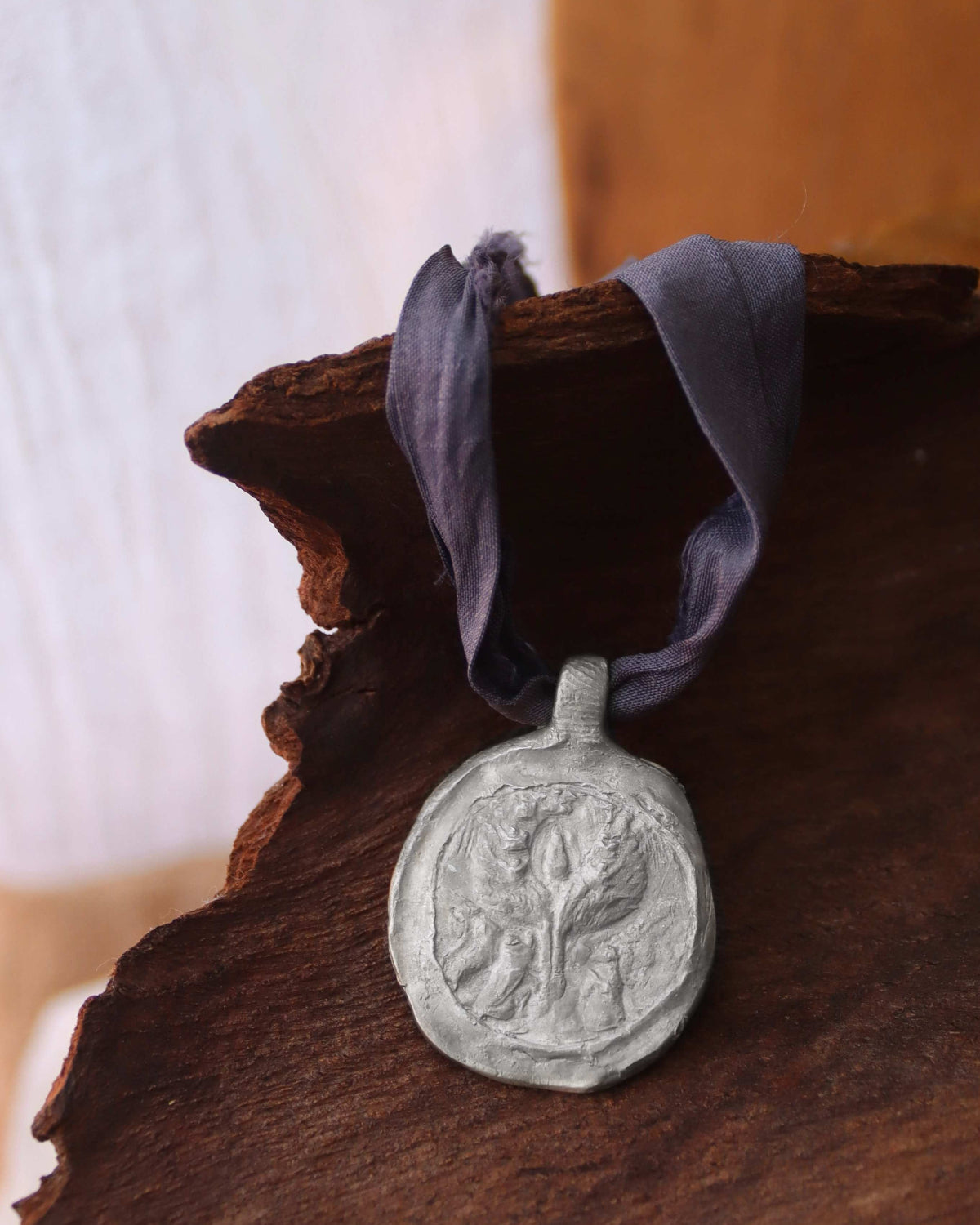 Medalla de la Virgen de Salceda en plata. Hecha artesanalmente en España por Sandra Bellew