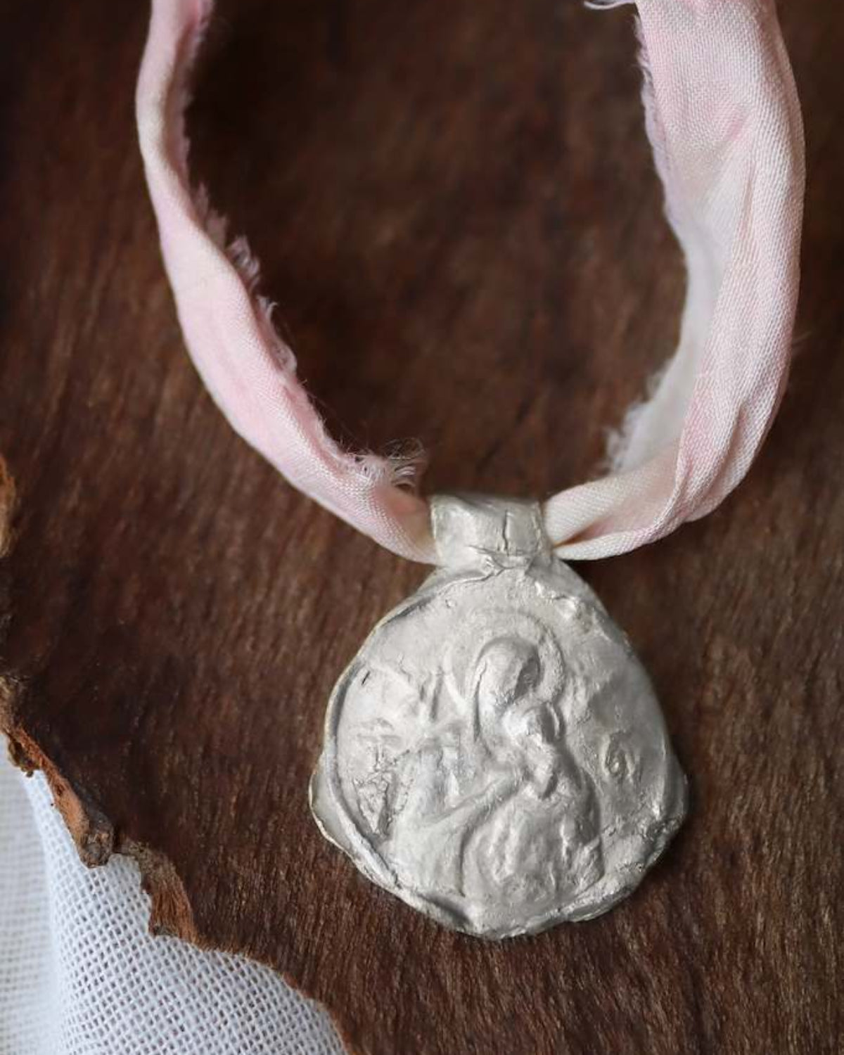 Medalla rústica de la Virgen del Perpetuo Socorro en plata. Hecha artesanalmente por Sandra Bellew.