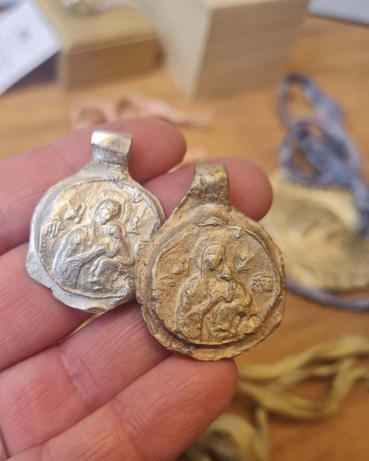 Medalla rústica de la Virgen del Perpetuo Socorro en latón y plata. Hecha artesanalmente por Sandra Bellew.