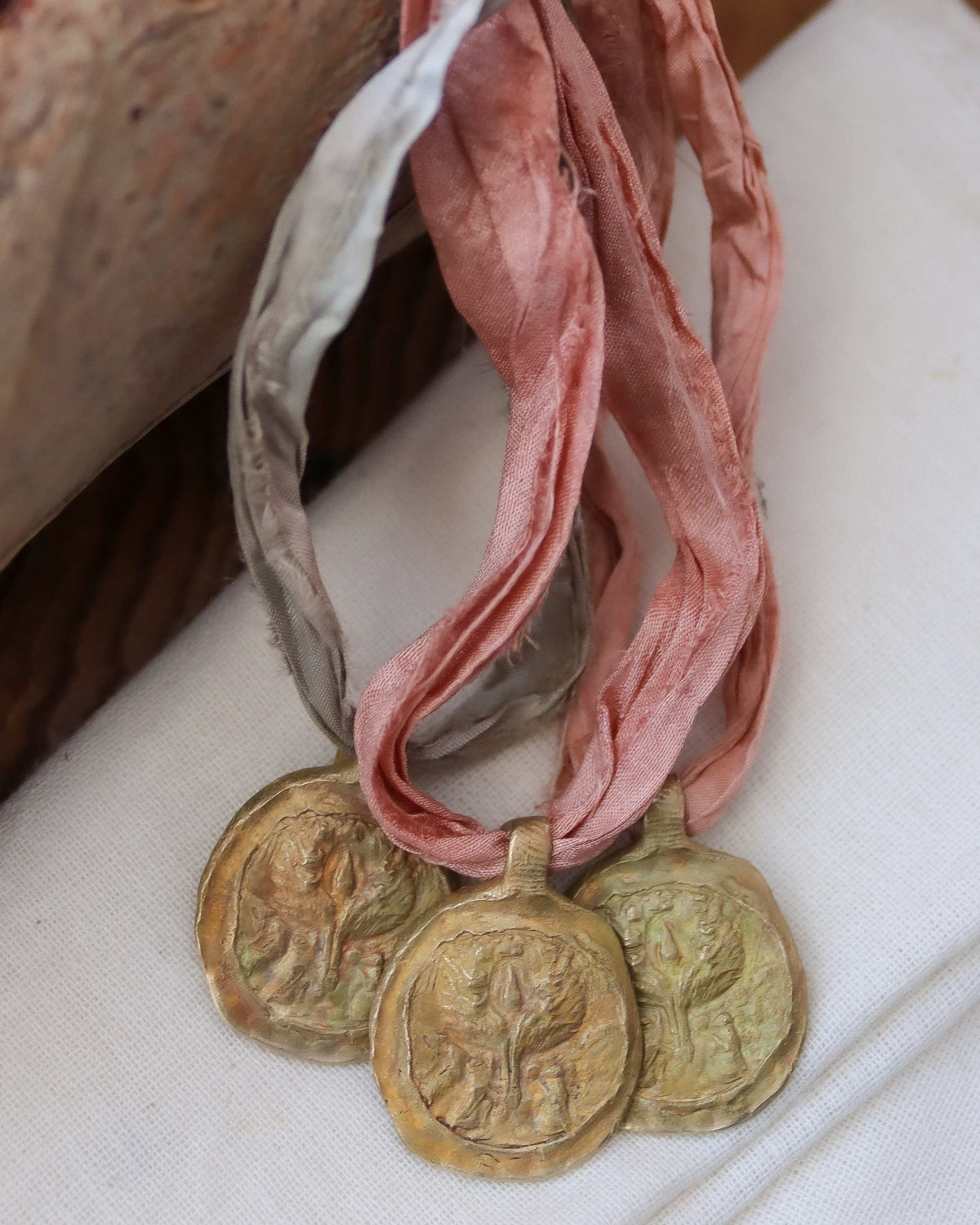 Medalla de la Virgen de Salceda en latón. Hecha artesanalmente en España por Sandra Bellew