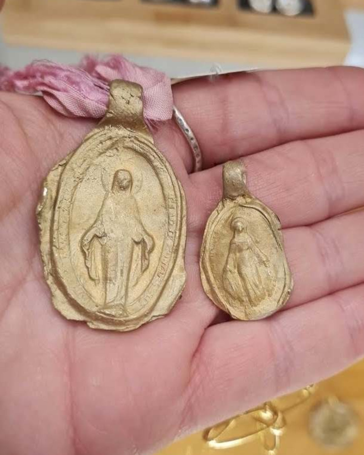 Medalla rústica de la Virgen Milagrosa en latón. Hecha artesanalmente en España por Sandra Bellew.