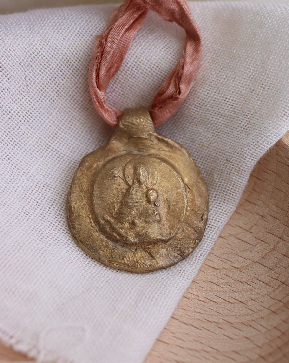 Virgen de la Mercè Colgante - Latón dorado