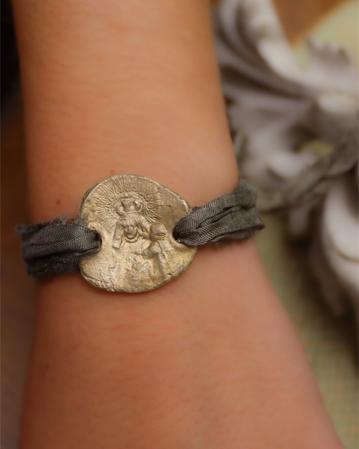 Pulsera rústica de la Virgen de Gracia en latón. Hecha artesanalmente por Sandra Bellew.