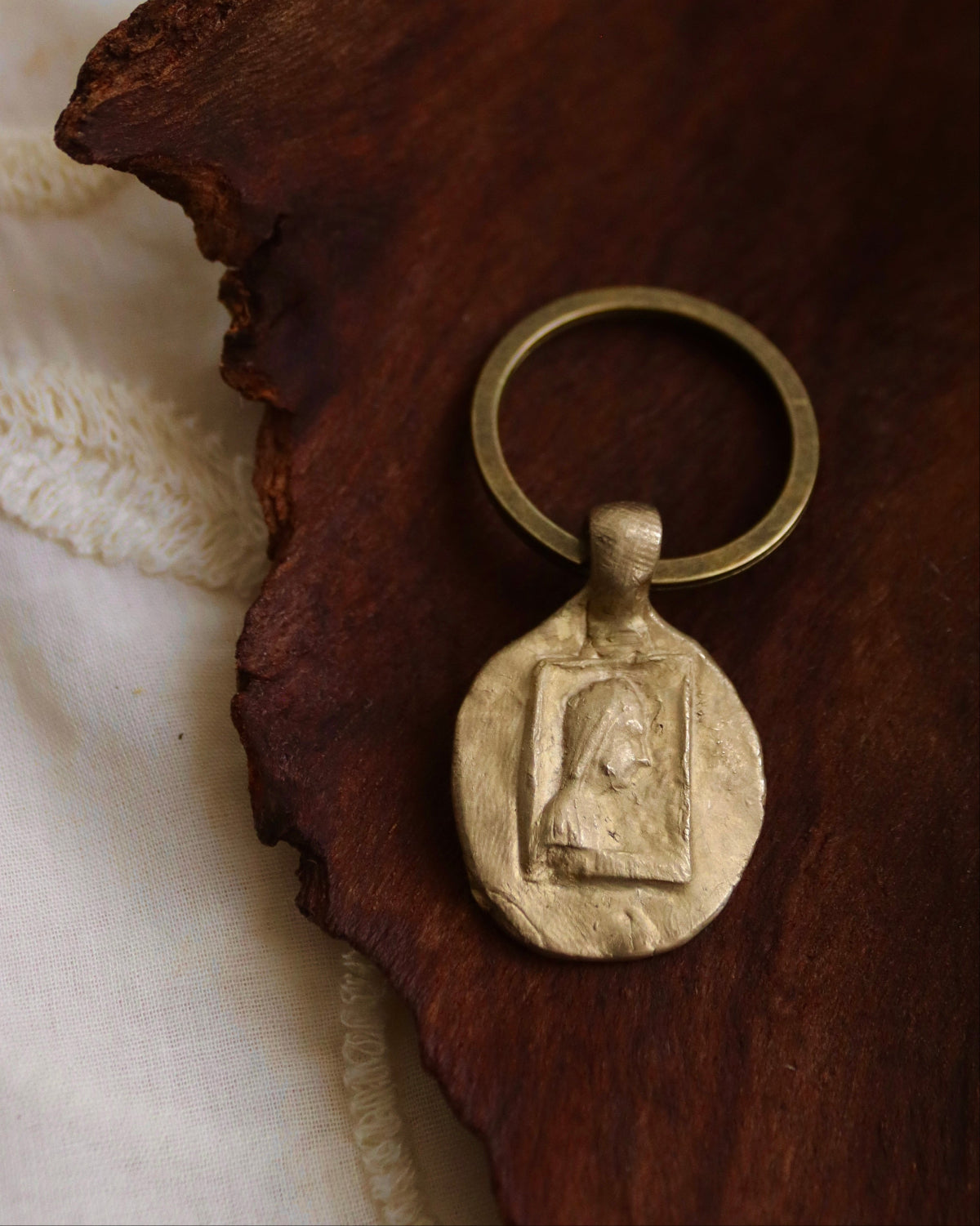 Virgen de Montserrat Llavero - Latón dorado