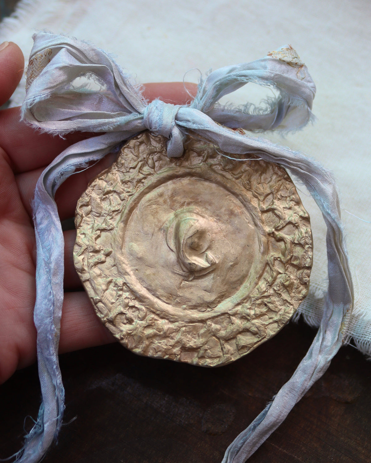 Virgen Niña Cuna - Latón dorado