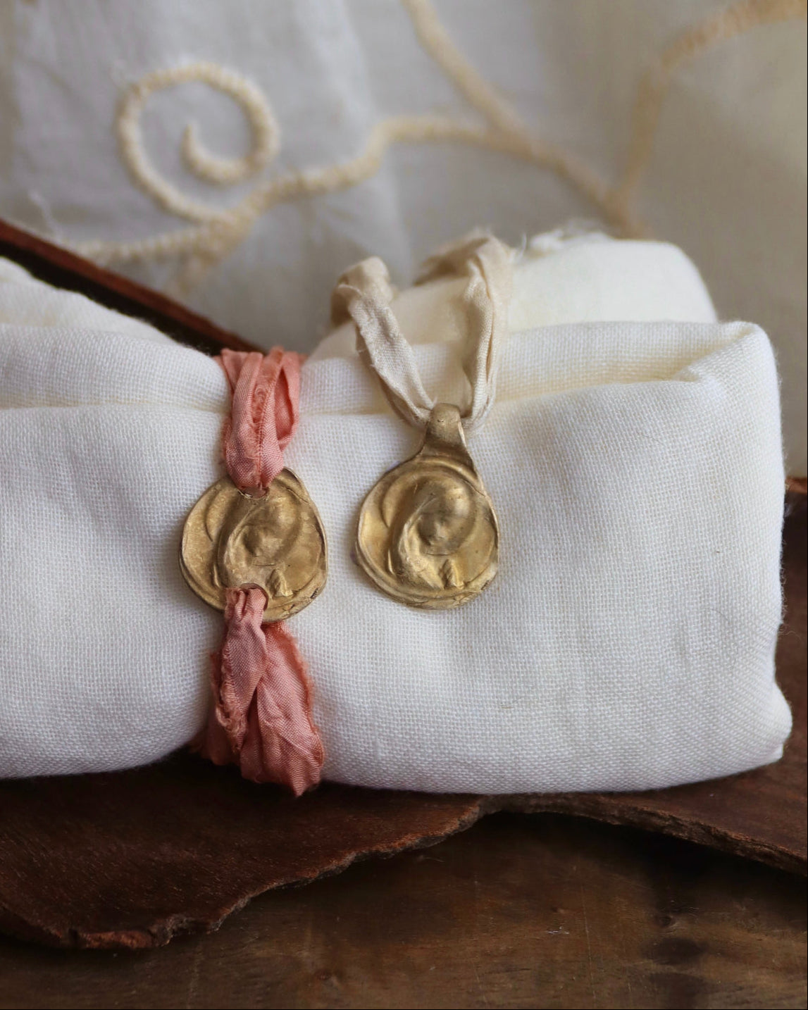 Virgen Niña Pulsera - Latón dorado